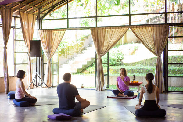 The Yoga Barn Ubud: Pusat Yoga Ikonik, Sound Healing & Kafe Sehat