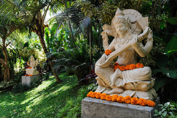 The Yoga Barn Ubud: Pusat Yoga Ikonik, Sound Healing & Kafe Sehat