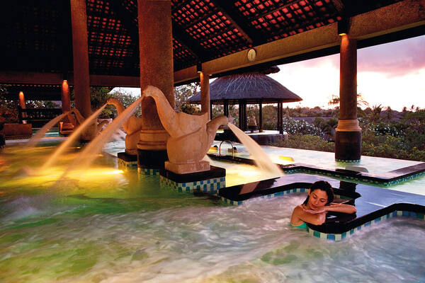 Thermes Marins Bali: Kolam Air Laut Aquatonic di AYANA Jimbaran