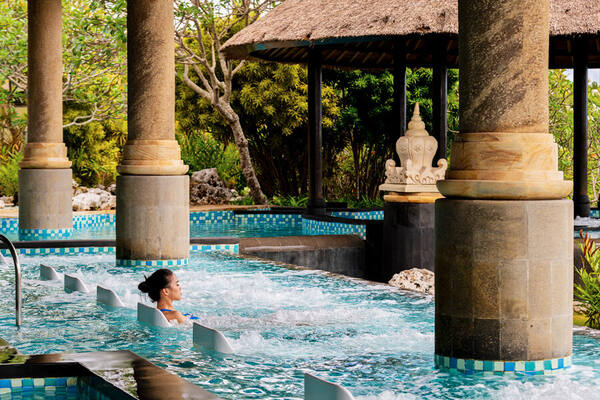 Thermes Marins Bali: Kolam Air Laut Aquatonic di AYANA Jimbaran