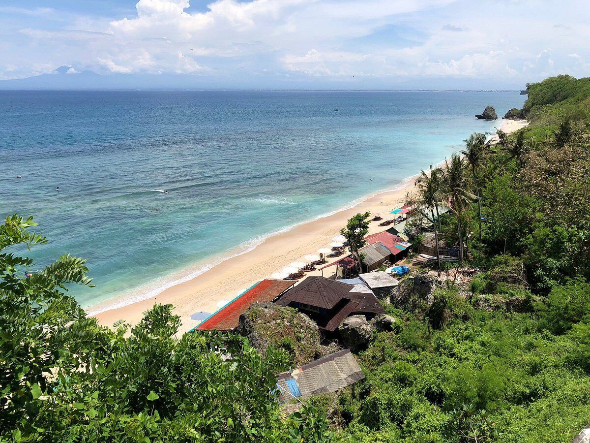 Thomas Beach, Uluwatu: The Hidden White-Sand Bay Below the Pecatu Cliffs
