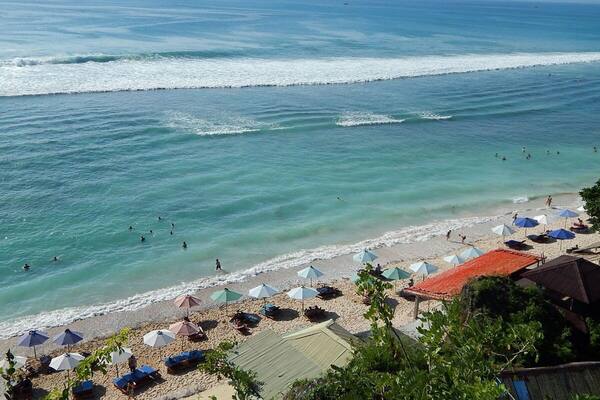 Thomas Beach Uluwatu: Pantai Pasir Putih Tersembunyi di Bawah Tebing Pecatu