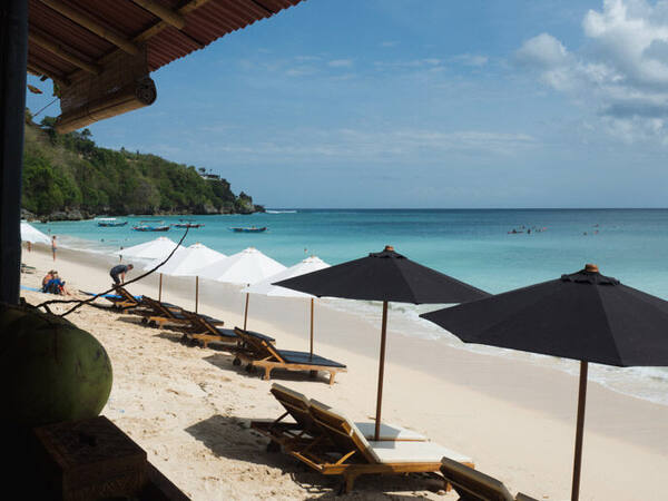 Thomas Beach Uluwatu: Pantai Pasir Putih Tersembunyi di Bawah Tebing Pecatu