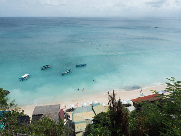 Thomas Beach Uluwatu: Pantai Pasir Putih Tersembunyi di Bawah Tebing Pecatu