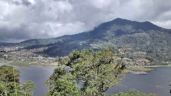 Trekking Gunung Catur: Pura Sunyi di 2.096 Mdpl Atas Bedugul