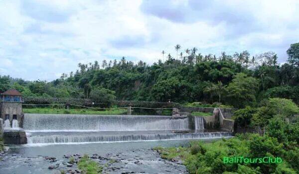 Tukad Unda Dam, Klungkung: Tirai Air Lebar yang Jadi Spot Foto Paling Instagramable di Bali Timur