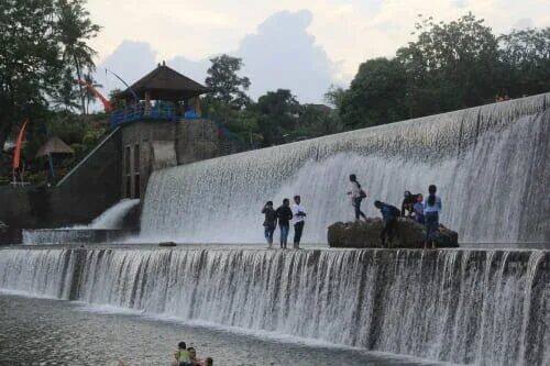 Tukad Unda Dam, Klungkung: Tirai Air Lebar yang Jadi Spot Foto Paling Instagramable di Bali Timur