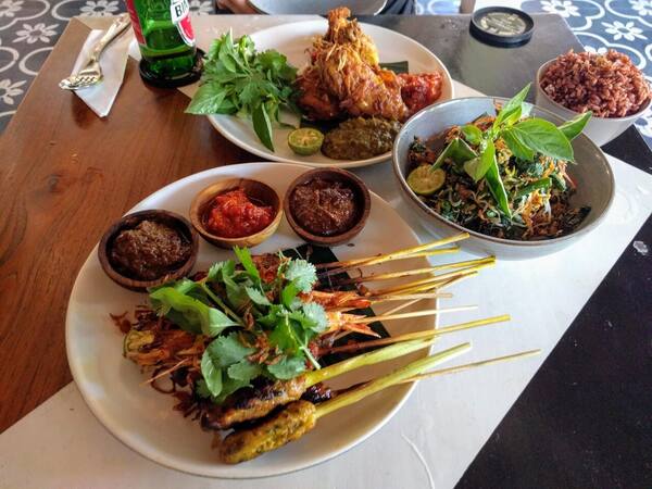 Ulekan Bali, Canggu: Bumbu Diulek, Dimasak di Atas Api Kayu
