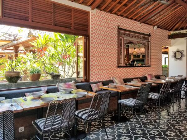 Ulekan Bali, Canggu: Bumbu Diulek, Dimasak di Atas Api Kayu
