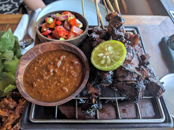 Ulekan Bali, Canggu: Bumbu Diulek, Dimasak di Atas Api Kayu