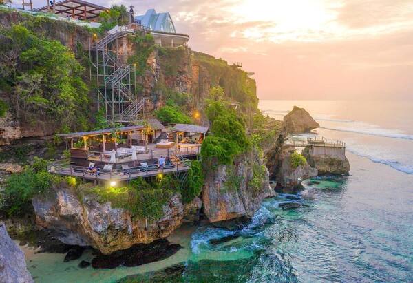 Ulu Cliffhouse Uluwatu: Beach Club di Atas Tebing dengan Sunset dan Live Event