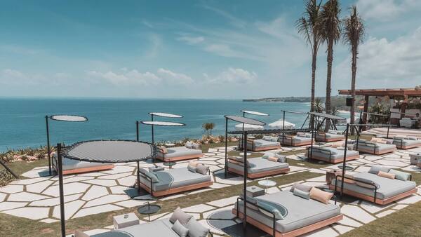 Ulu Cliffhouse Uluwatu: Beach Club di Atas Tebing dengan Sunset dan Live Event