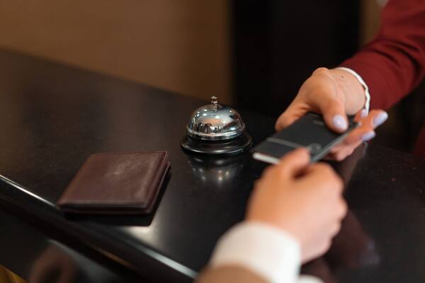 Umur Berapa Boleh Check-in Hotel Sendiri di Bali?
