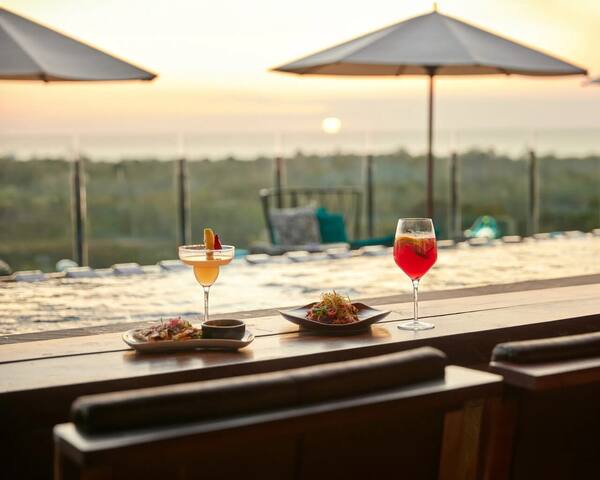 UNIQUE Rooftop Bar di RIMBA by AYANA, Jimbaran: Pool Club & Margarita Sunset di Atas Hutan — Harga & Jam