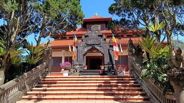 Vihara Dharma Giri Pupuan: Buddha Tidur 15 Meter dan Aturannya