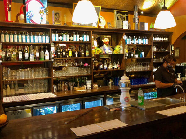 Vincent's Restaurant Candidasa: Institusi Kuliner Bali Timur dengan Taman dan Live Jazz