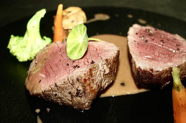 Vincent's Restaurant Candidasa: Institusi Kuliner Bali Timur dengan Taman dan Live Jazz