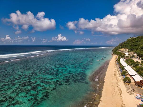Waktu Terbaik Berkunjung ke Bali: Musim Kemarau vs Hujan, Harga Hotel & Cara Hemat Voucher