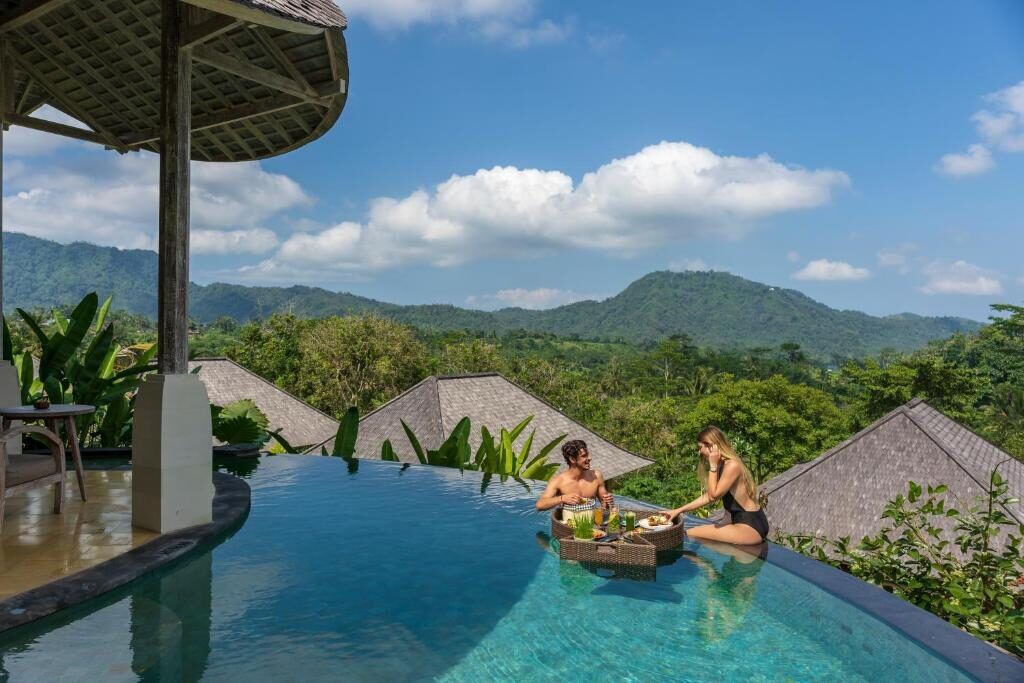 Wapa di Ume Sidemen: An Infinity Pool Facing Rice Fields and Mount Agung