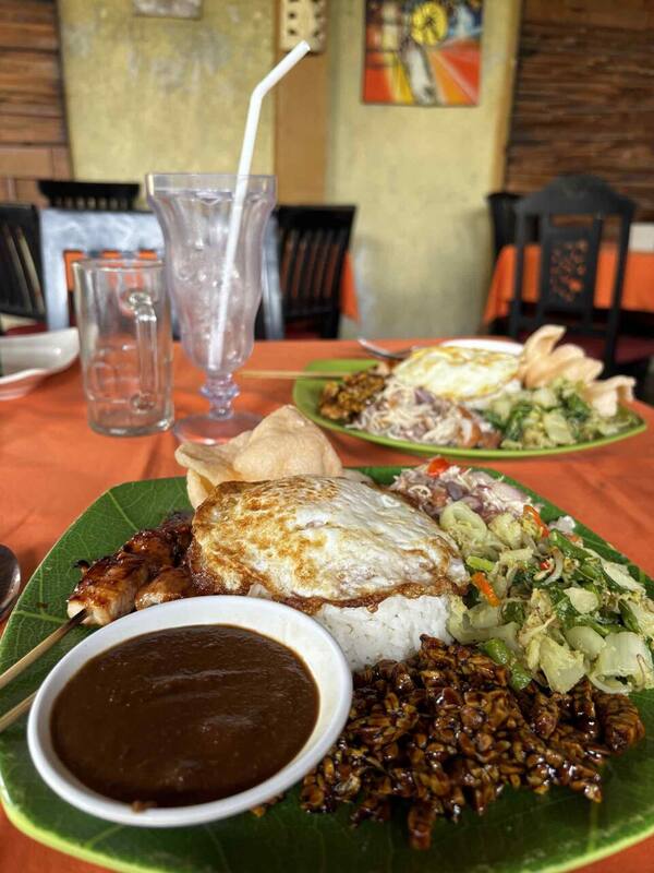 Warung Apple Lovina: Nasi Campur Rp45 Ribu dan Ikan Bakar Segar