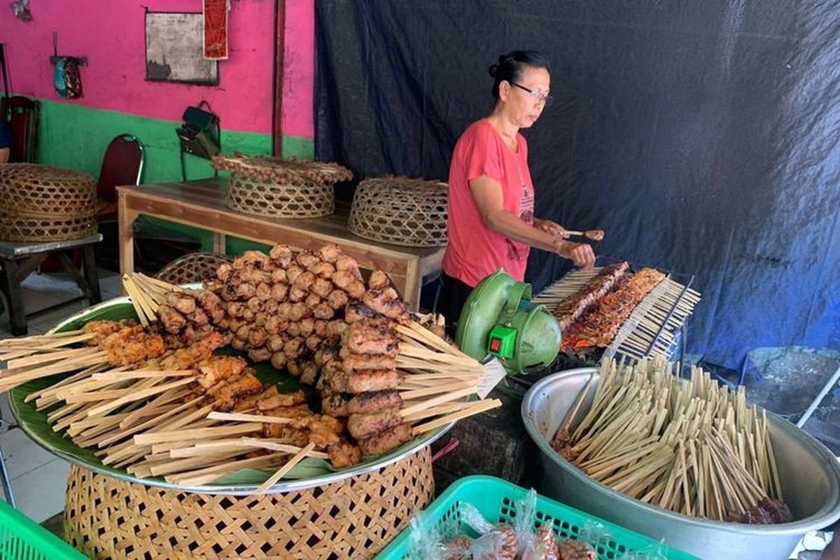 Warung Ari في بانجر: ساتيه سمك المرلين العريق في دينباسار