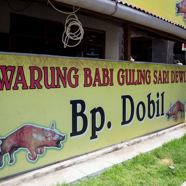 Warung Babi Guling Pak Dobiel, Nusa Dua: Porsi Kecil & Sop Tulang yang Legendaris