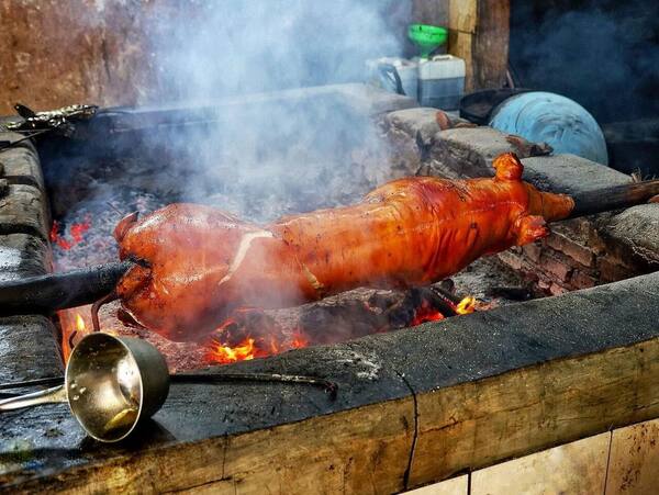Warung Babi Guling Pak Dobiel, Nusa Dua: Porsi Kecil & Sop Tulang yang Legendaris