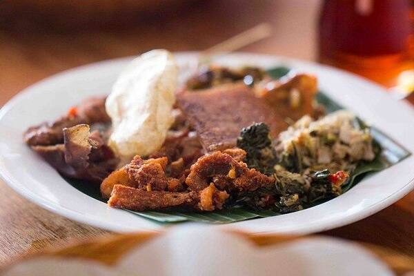 Warung Babi Guling Pak Malen Seminyak: Legenda Sunset Road yang Cepat Habis
