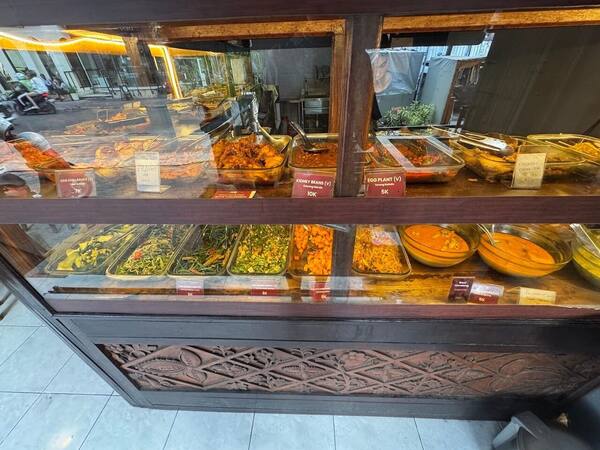 짱구 Warung Bu Mi: 비싼 카페 사이의 저렴한 뷔페식 나시짬뿌르
