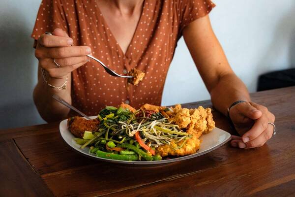 Warung Bu Mi Canggu: Nasi Campur Prasmanan Murah di Tengah Kafe Mahal