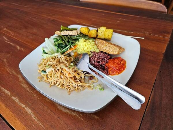 Warung Bu Mi Canggu: Nasi Campur Prasmanan Murah di Tengah Kafe Mahal