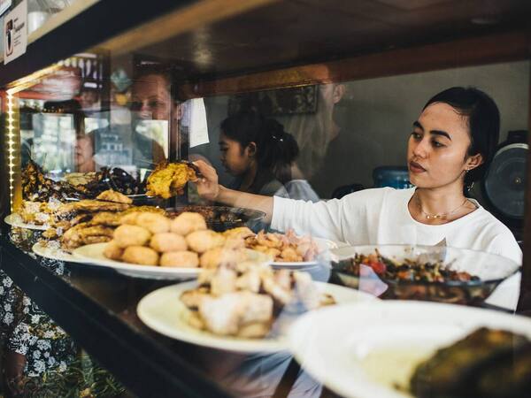 Warung Bu Mi Canggu: Nasi Campur Prasmanan Murah di Tengah Kafe Mahal