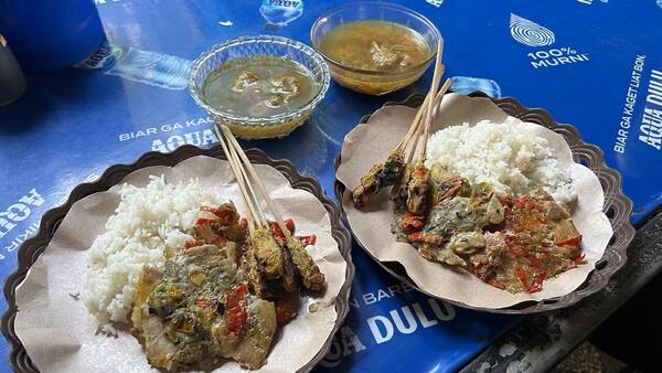Warung Bu Ribu Sengkidu: Sate, Pepes, dan Sup Marlin Sejak 1950