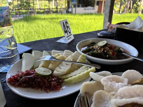 Warung Kuah Pindang Mas Ubud: Rujak Rp11 Ribu di Gubuk Sawah