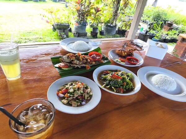 Warung Lesehan Mina Carik Amlapura: Gurami Nyat-Nyat di Tepi Sawah