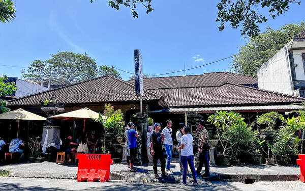 Warung Mak Beng Sanur: Legenda Ikan Goreng & Sup Kepala Ikan Sejak 1941