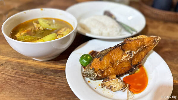 Warung Mak Beng Sanur: Legenda Ikan Goreng & Sup Kepala Ikan Sejak 1941