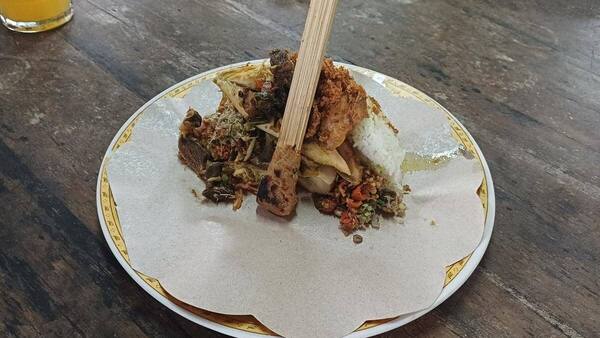 Warung Mek Juwel Sayan Ubud: Nasi Ayam Betutu Rp25-30rb