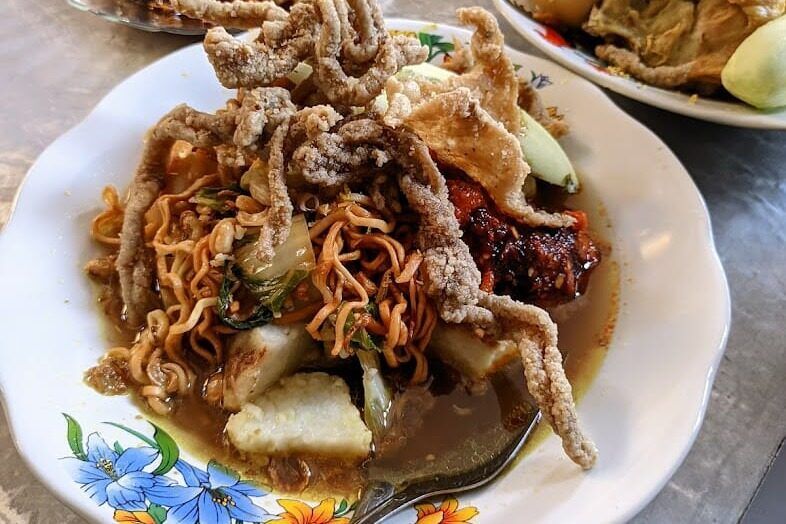 Warung Mek Resi Guwang: Rp15,000 Tipat Kare, When It Sells Out