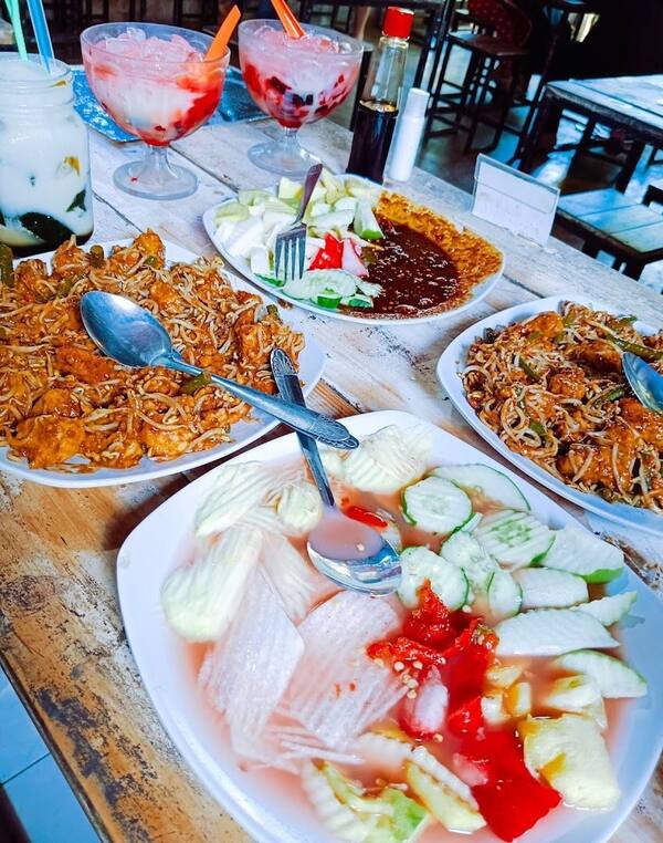 Warung Men Runtu Sanur: Rujak Kuah Pindang dan Bulung Rp15 Ribuan