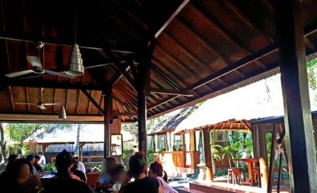 Warung Mina Renon: أسطورة السمك المشوي في دينباسار والجلوس في الأكواخ فوق البرك