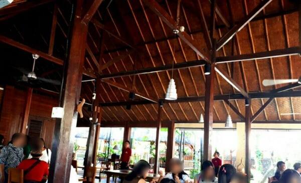 Warung Mina Renon: Legenda Ikan Bakar & Lesehan di Atas Kolam Denpasar