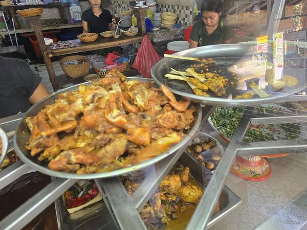 Warung Nasi Ayam Bu Oki Nusa Dua: Nasi Ayam Bali yang Melegenda