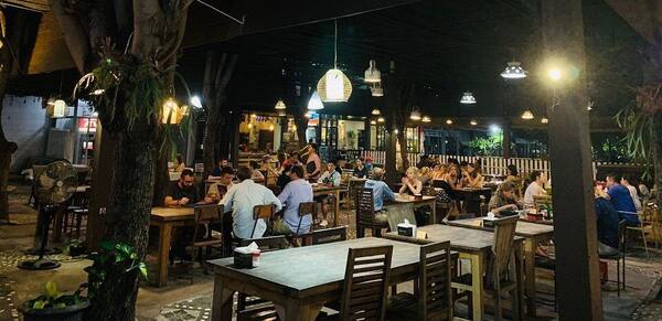 Warung Nia Seminyak: Iga Babi Bumbu Bali yang Masih Ramah Kantong