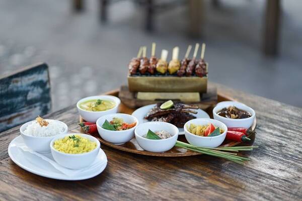 Warung Nia Seminyak: Iga Babi Bumbu Bali yang Masih Ramah Kantong