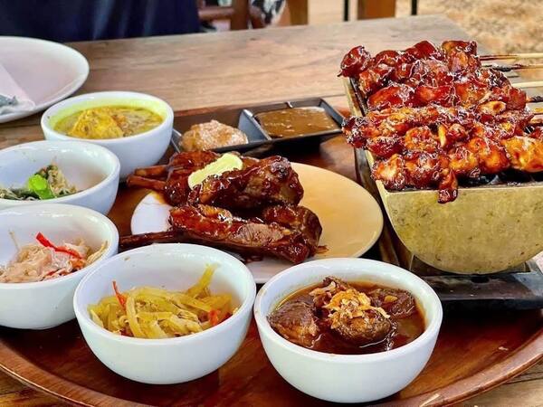 Warung Nia Seminyak: Iga Babi Bumbu Bali yang Masih Ramah Kantong