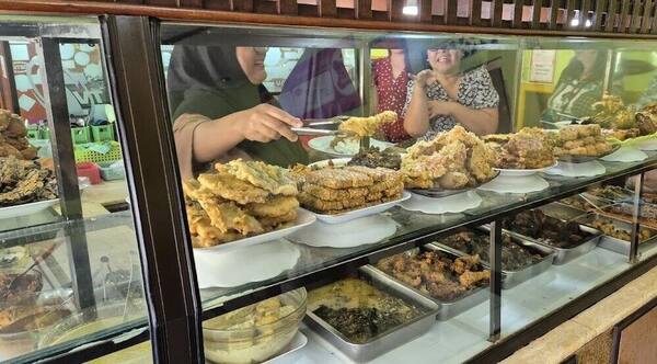 Warung Nikmat Kuta: Nasi Campur Halal Legendaris yang Selalu Ludes