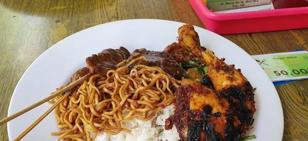 Warung Nikmat Kuta: Nasi Campur Halal Legendaris yang Selalu Ludes