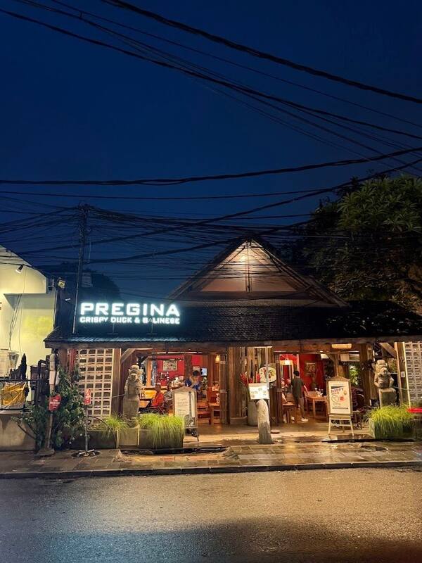Warung Pregina Sanur: Bebek Betutu, Sate Lilit, dan Suasana Kayu