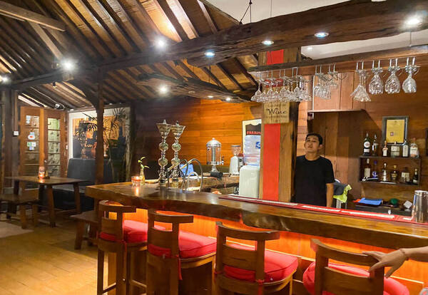 Warung Pregina Sanur: Bebek Betutu, Sate Lilit, dan Suasana Kayu